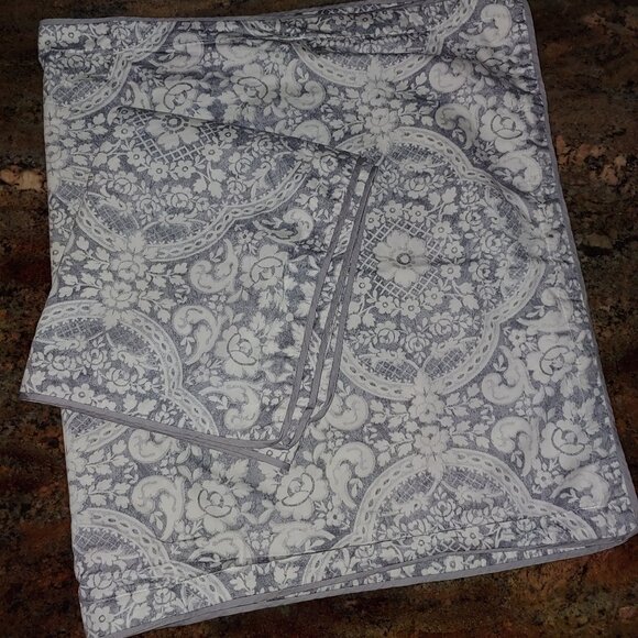 2 Tahari Home Gray Silver Damask Floral Medallion Pillow Shams 36x20 - Picture 1 of 8
